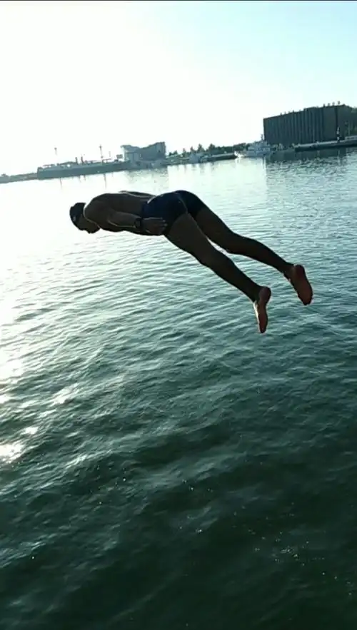 这是威海玩水队,唯一的一个(今年)全面坚持游泳的帅哥!