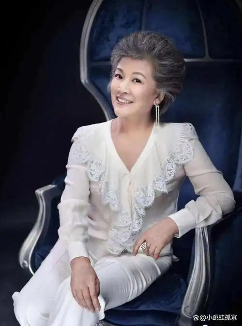 72岁宋春丽太优雅了:衣穿简,带丝巾,白发不染,年轻态十足