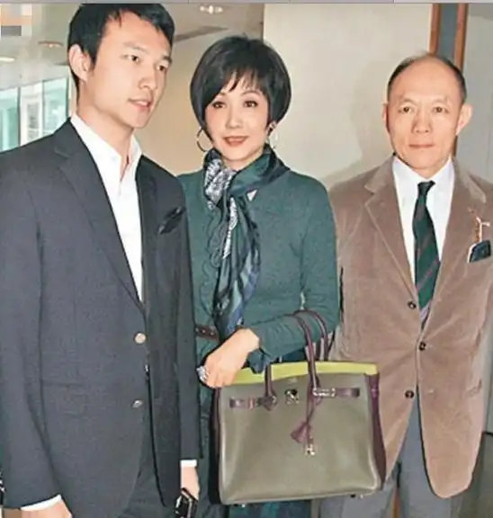 霍启文童年乖巧坐着庆生吕燕妮帮切蛋糕还曾与何超云吃晚餐