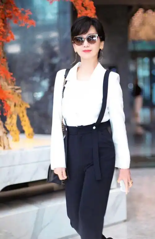 67岁赵雅芝不服老纯白短t搭配波点裙时髦洋气又减龄