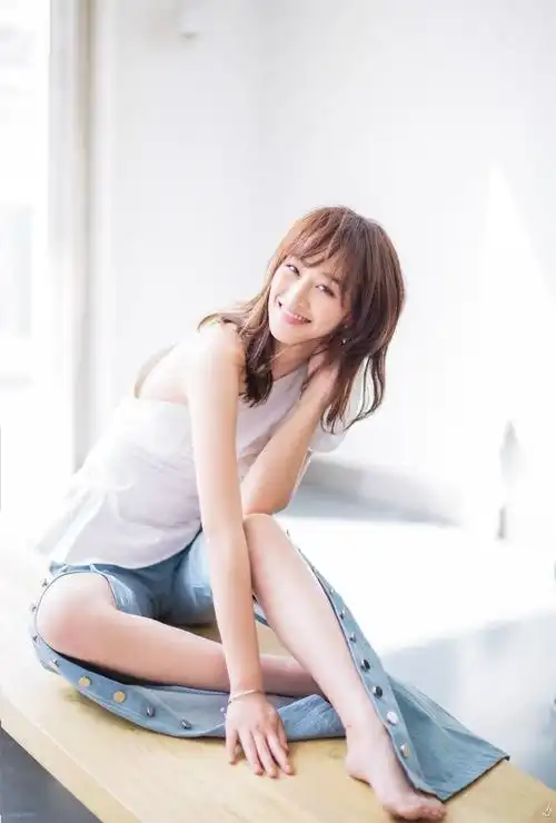 《外科风云》仁合小辣椒蓝盈莹穿这条高开叉牛仔裤,简直要逆天!