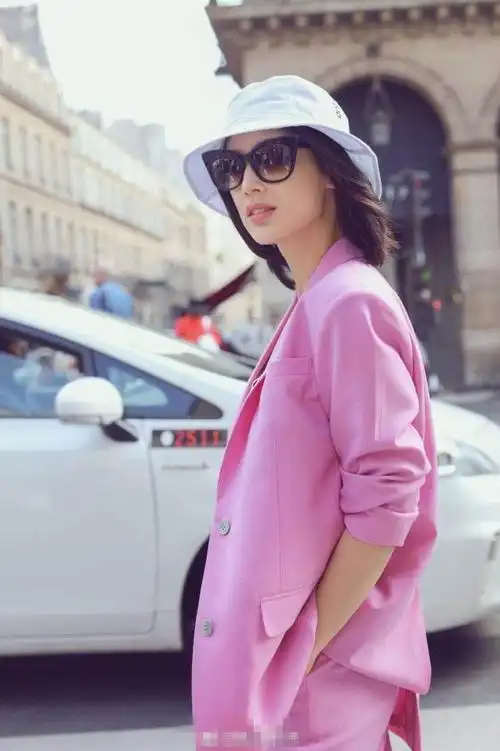 黄圣依穿粉色西装笑容甜美,变身骚气霸道总裁