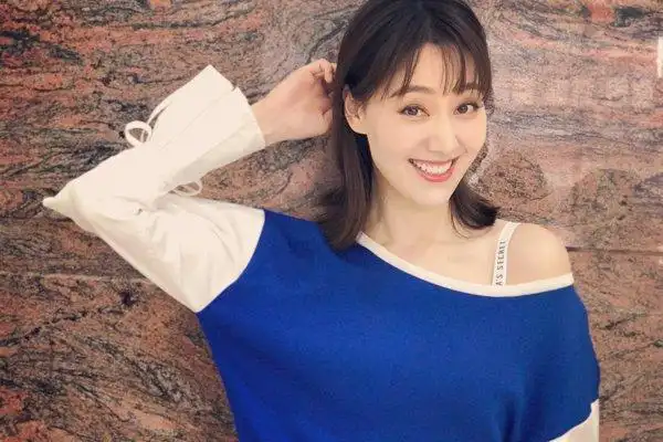 现实生活中曹可凡的老婆叫殷文献,两人结婚多年现如今有一个可爱的