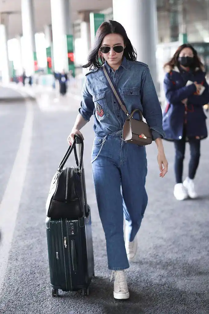 宋佳一身"牛仔装"低调走机场,穿搭随性又时髦,满满青春活力!