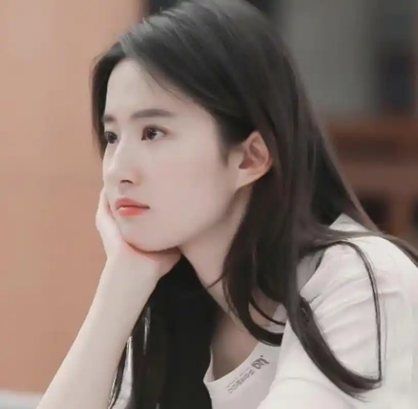 刘亦菲的侧颜照,单手托着下巴,很清纯,也很唯美