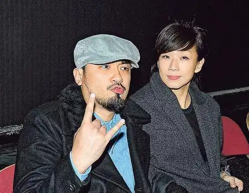 林忆莲素颜出街与小11岁老公罕见同框一个表情暴露现状