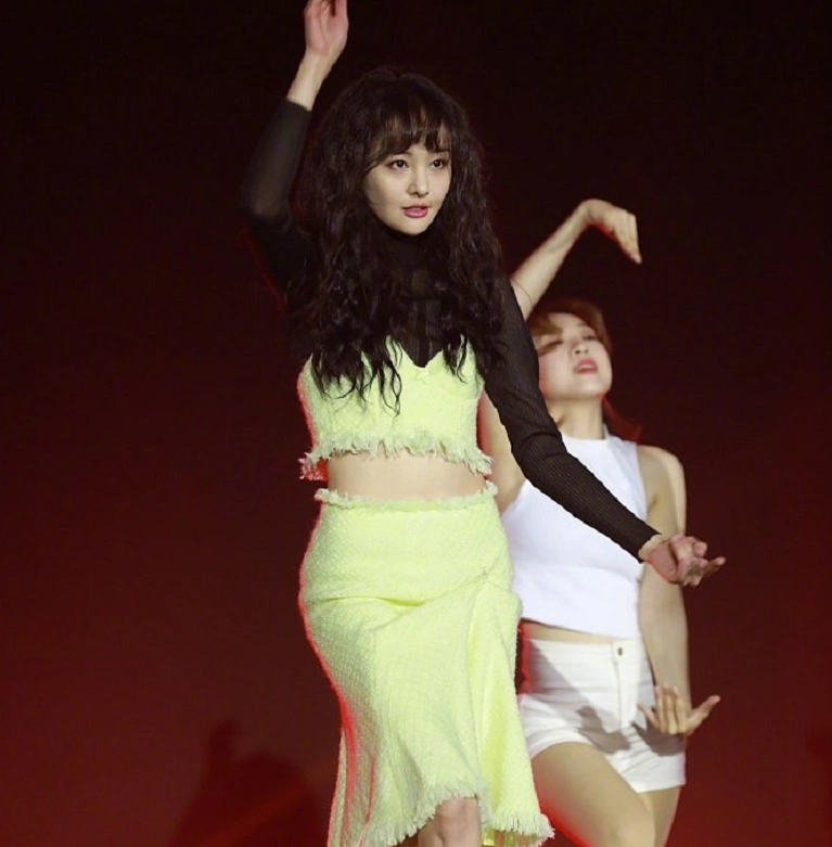 值得一提的是,此次郑爽为生日会下了一番功夫,作为向来跳舞不协调的一