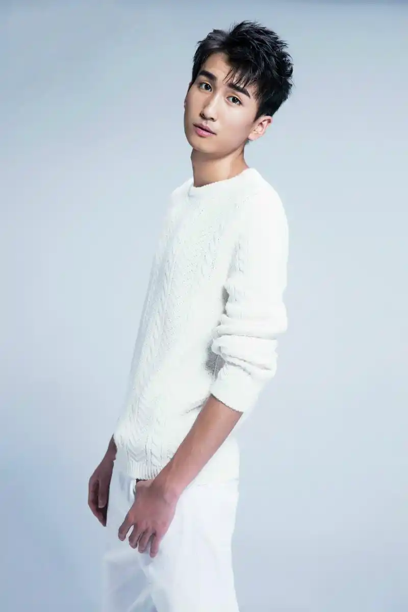 p>张阳阳,中国新生代男歌手,1991年10月1日生于新疆塔城.