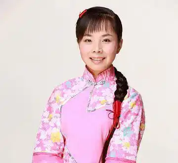 无冕之王王二妮过去土气朴素如今成为帅气经纪人的妻子逆袭成女神