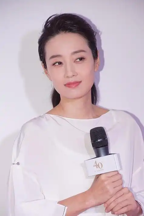 马伊琍扎高马尾太减龄!身穿白色套装清新俏皮,尽显少女的甜美