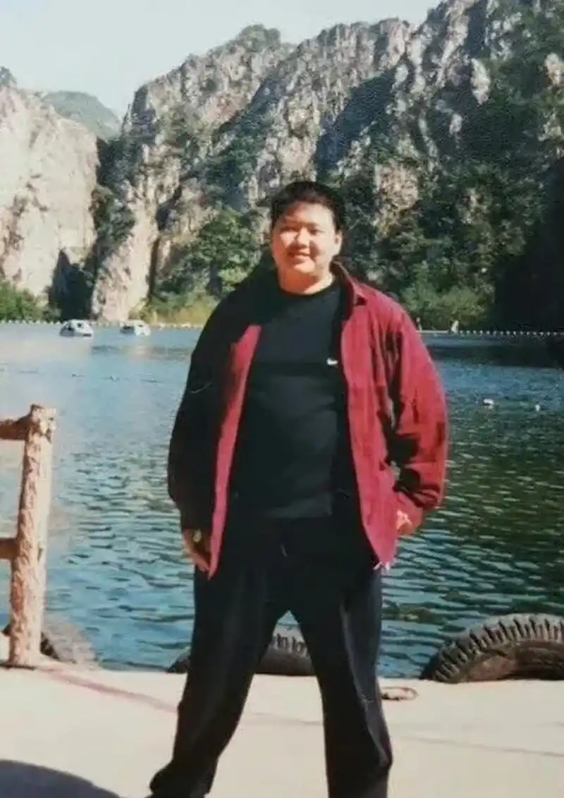 魏大勋素人时期是真的很胖,颜值也很一般,减肥之后虽然也一般,但是好