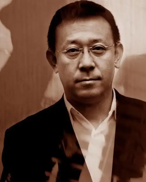 58岁姜文新片造型突破大两个小辫子太娇俏不似以往酷帅形象