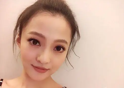 张韶涵个人资料大曝光 新年发自拍竟还是当初少女模样