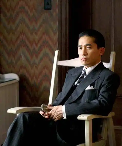 《花样年华》都20年了,梁朝伟依然是深入人心的影帝_王家卫_黄金时代