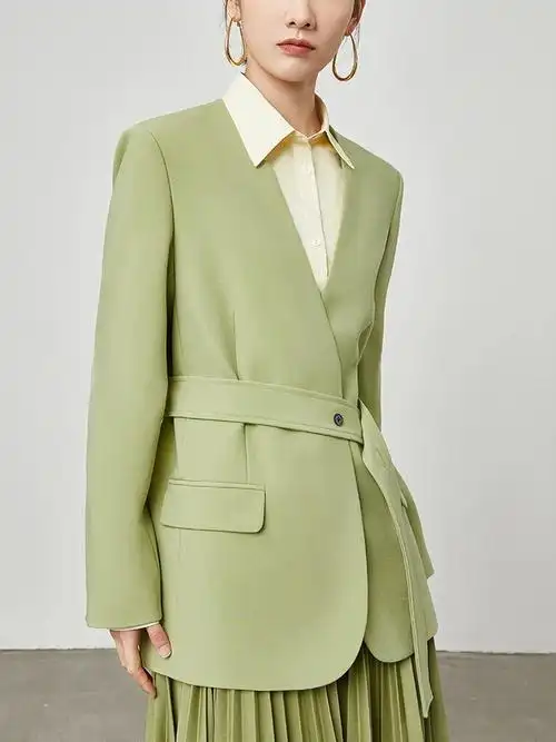 草绿色西服套装通勤时髦精必备