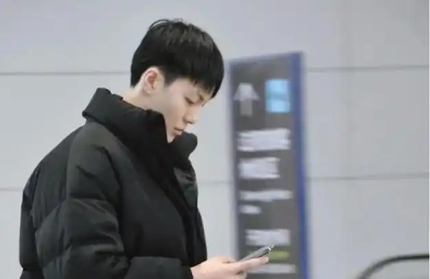 宏远全明星三将风采尽展胡明轩帅颜值与球技并存