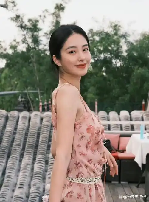 杨采钰背后的故事从跳级学霸到荧幕焦点的华丽蜕变