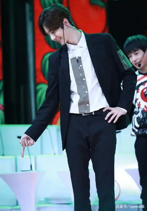 王一博:一宝儿的标志性动作,拽拽的恣意少年,来呀!叉腰啊!