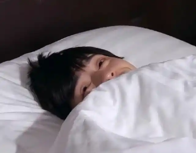 邓伦#    你会像蝴蝶一样破茧成蝶    起床后的素颜伦真的太好看