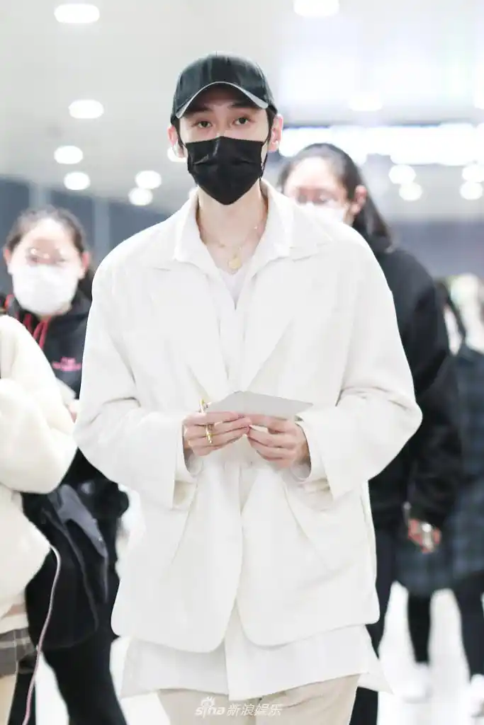组图汪铎好身材上热搜后低调现身穿白大衣温暖绅士