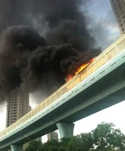 厦门brt爆炸现场图曝光 有乘客浑身是血