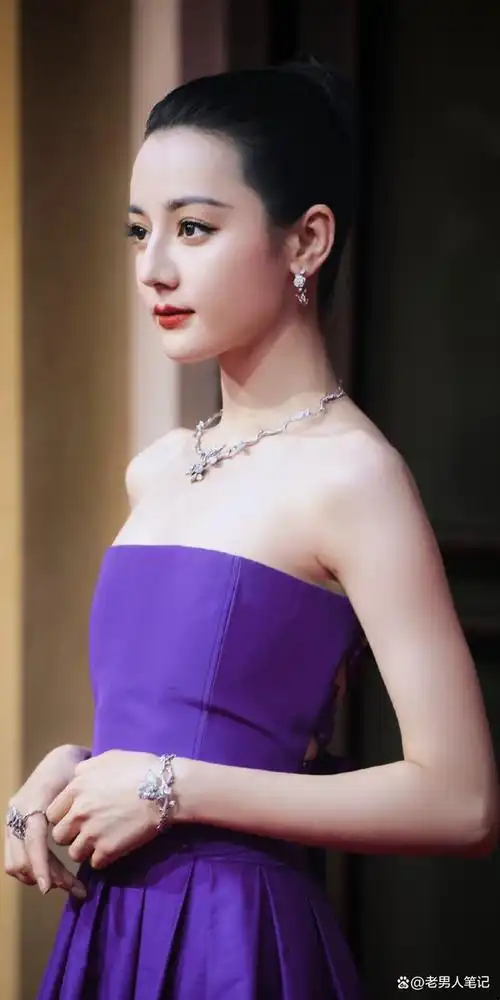 迪丽热巴蝴蝶骨好明显,高挽发髻,一袭紫色抹胸礼服裙贵气迷人
