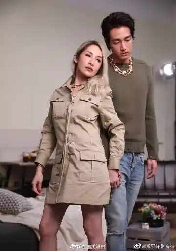 萧亚轩黄皓情人节大片# 这一对也太虐单身. 来自圈大哥 - 微博