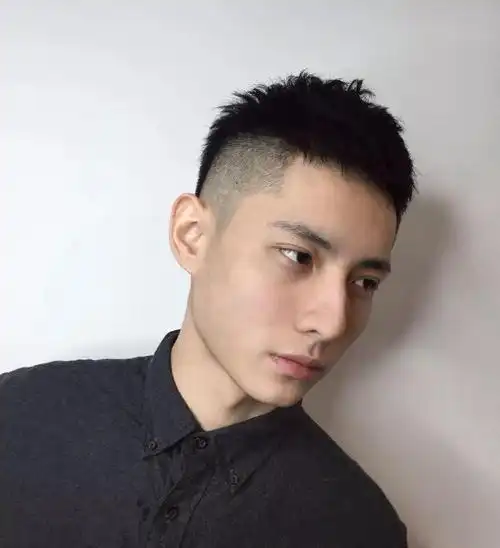 第一款:碎发锅盖头今年普通的碎发锅盖头已经不再流行了,取而代之的是