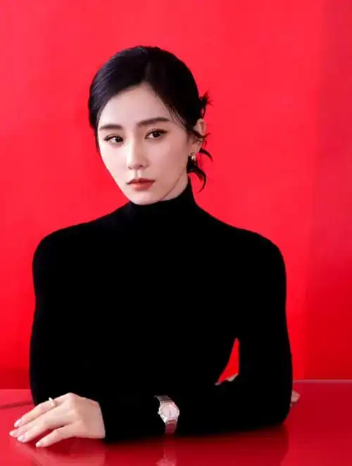 刘诗诗酒红束腰长裙现身长沙录制你好星期六,《一念关山》要来了