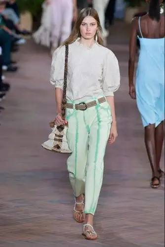 单品流行趋势2021年春夏最时尚的牛仔裤指南