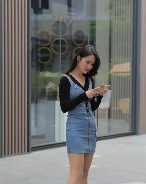 街拍:想要穿搭更甜美?背带牛仔裙搭配,展示清新又可爱的一面