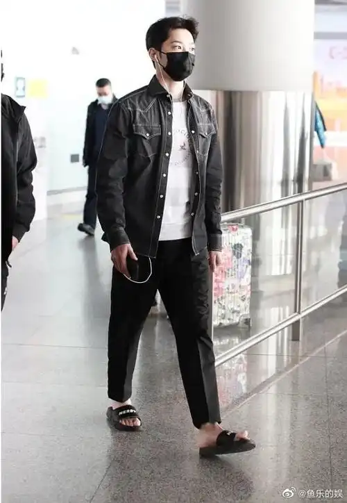 赖冠霖机场穿拖鞋