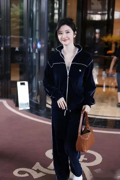 景甜现身长沙机场简约穿也难掩千金气质肤如凝脂美得很水灵