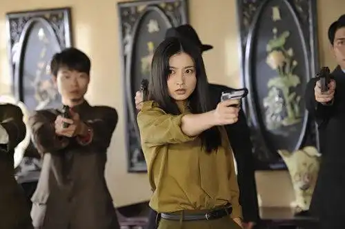 饰演右少卿斓曦宣传照女物娱乐讯 谍战剧《黎明前的抉择》将于4月28日