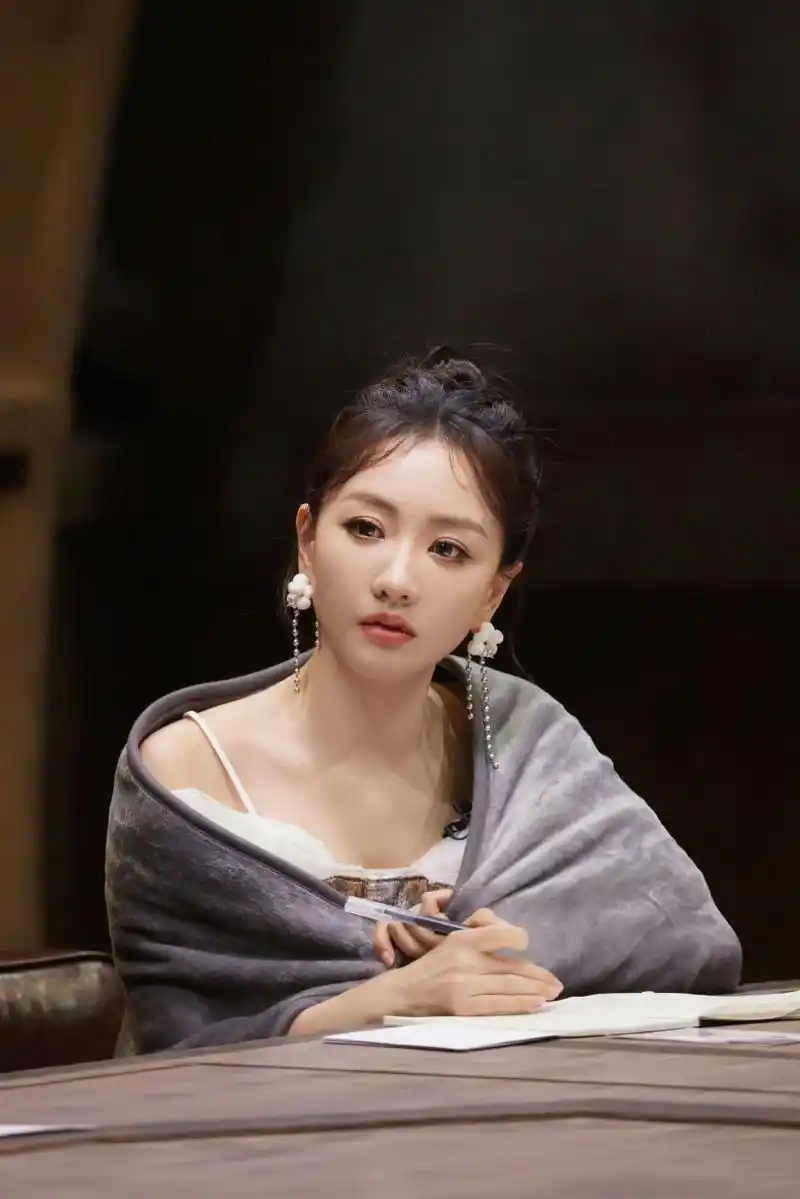 杨蓉在大侦探的高清剧照 67,和平时的造型不一样哦