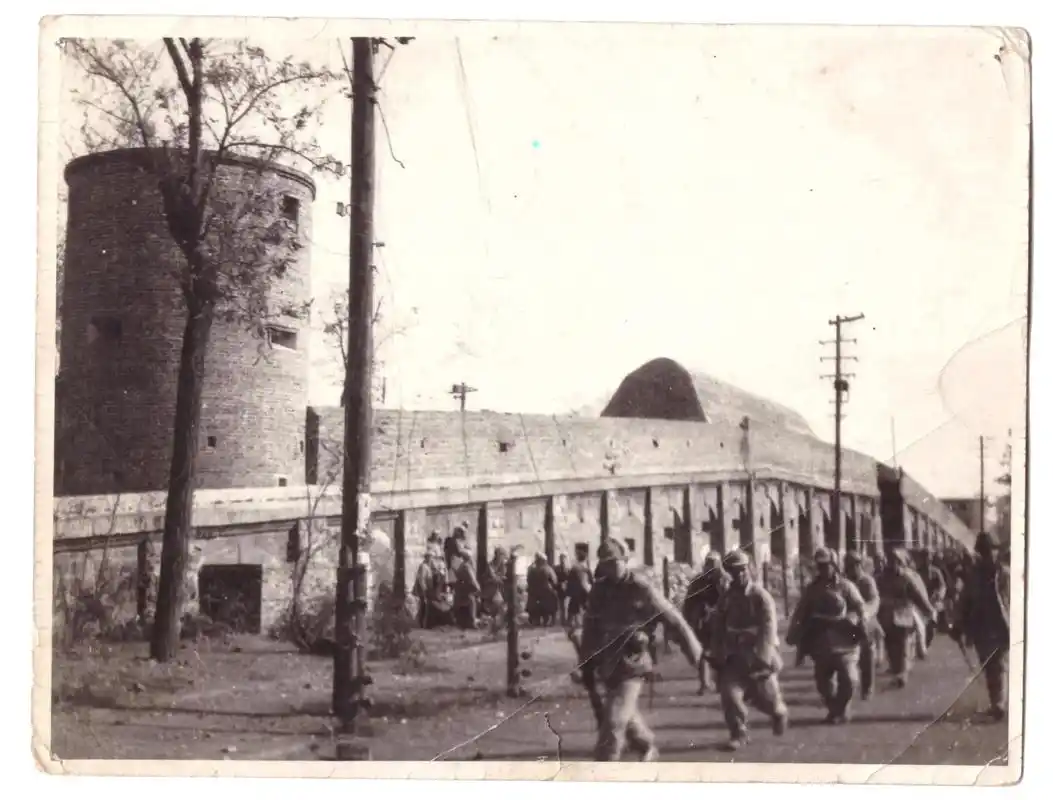 解放军踏上石家庄大桥