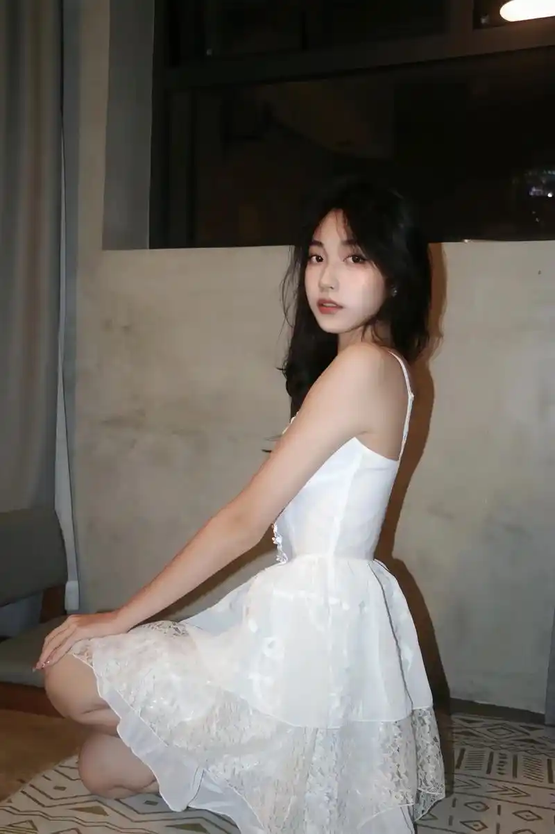 白裙子配闪光灯永远的神#感觉至上 #美丽坏女人 #一眼沦陷  - 抖音