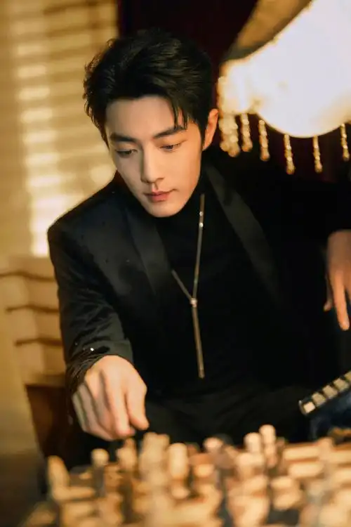 肖战超话亮相中国电视剧年度盛典造型,黑色丝绒西装闪烁水晶装饰,来自