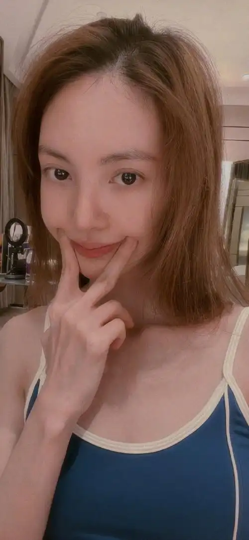 金晨晒校友姓名牌告别怦然2