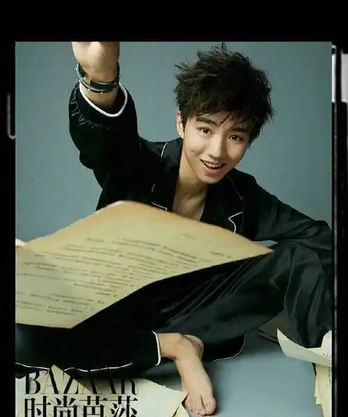 王俊凯和王源分别登上两个知名杂志内页,而两人装扮大有不同_镜头