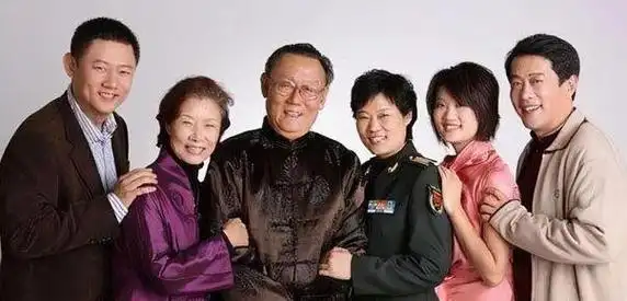 她大器晚成,74岁成就影后,丈夫跟六小龄童是拜把子兄弟,今年84