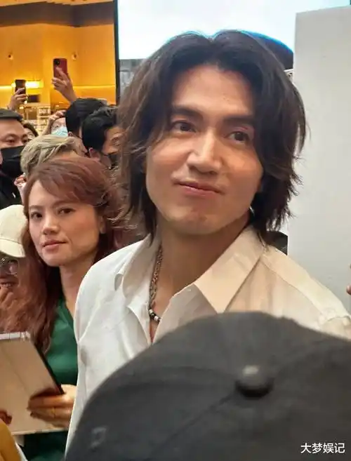 言承旭"0修图侧拍照"掀讨论!