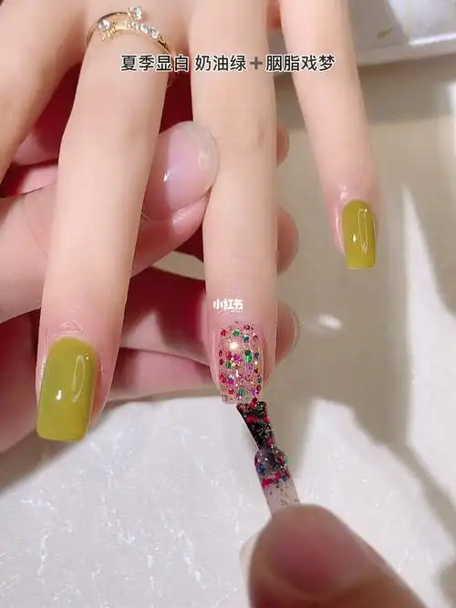 夏日显白跳色美甲