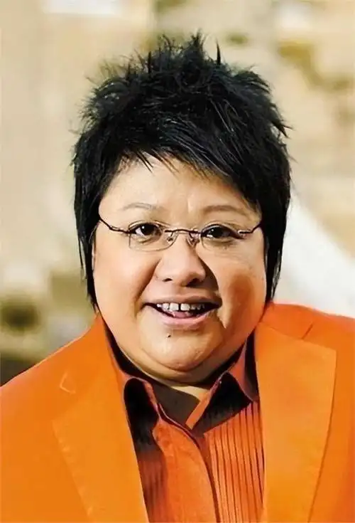 韩红年轻的时候曾是校花?以为是玩笑,看到18岁的军装照被惊艳了