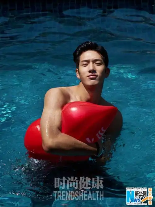 井柏然湿身写真曝光 池中戏水展肌肉线条