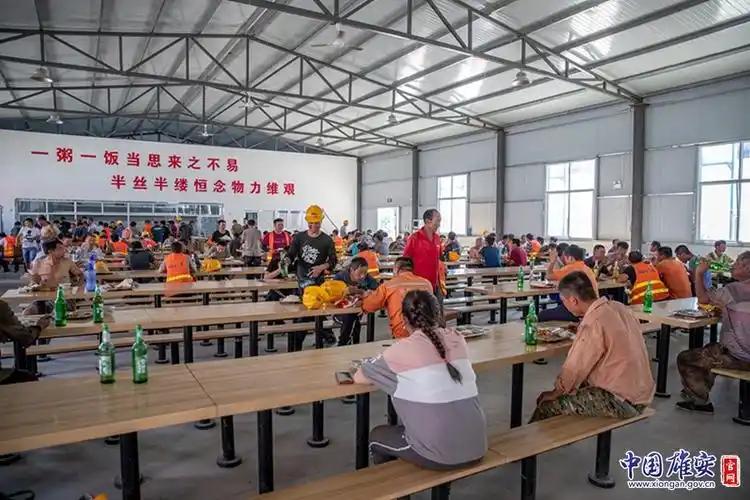 工人生活区的食堂足有四五百平方米.