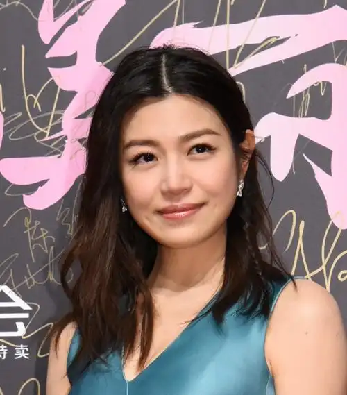 陈妍希出席活动,水蓝色礼服温柔优雅,对镜一笑酒窝甜死人