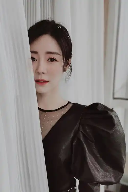 安又琪近照曝光肤白貌美,演出活动跑不停