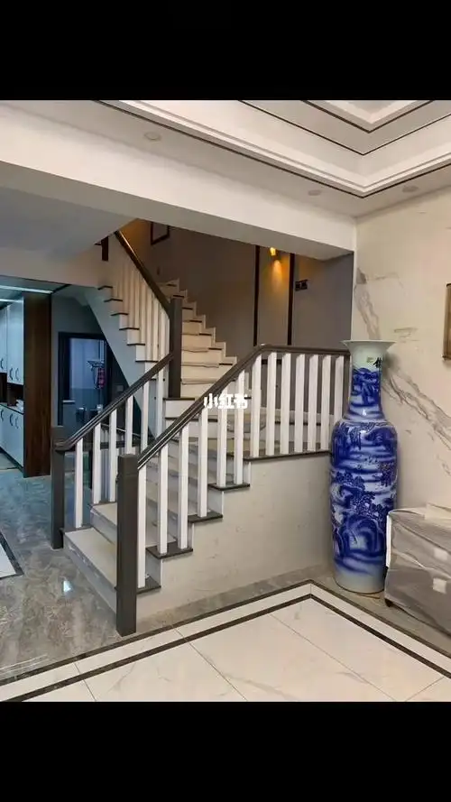 轻奢实木楼梯扶手#楼梯设计  #现代轻奢  #北海順捷楼梯