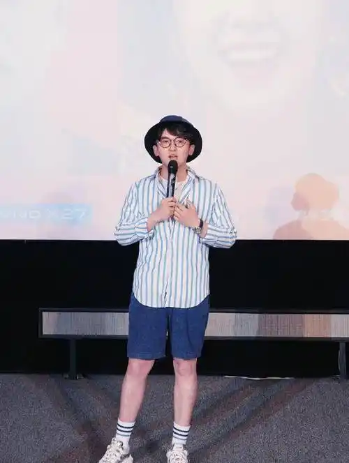 颜值超高不输蔡徐坤,c位出道也没问题_姚译添_造型_气息